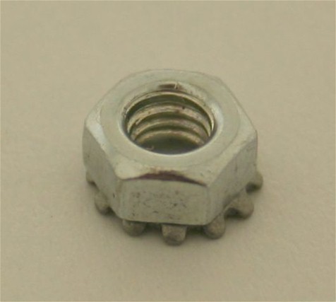 Mutter M4 6KT m. Zahnscheibe